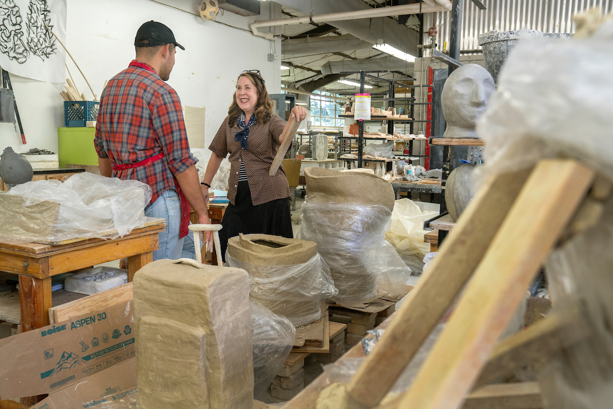 Ceramics professor and UC Davis alumnus Elisabeth Higgins O'Connor talks with a student