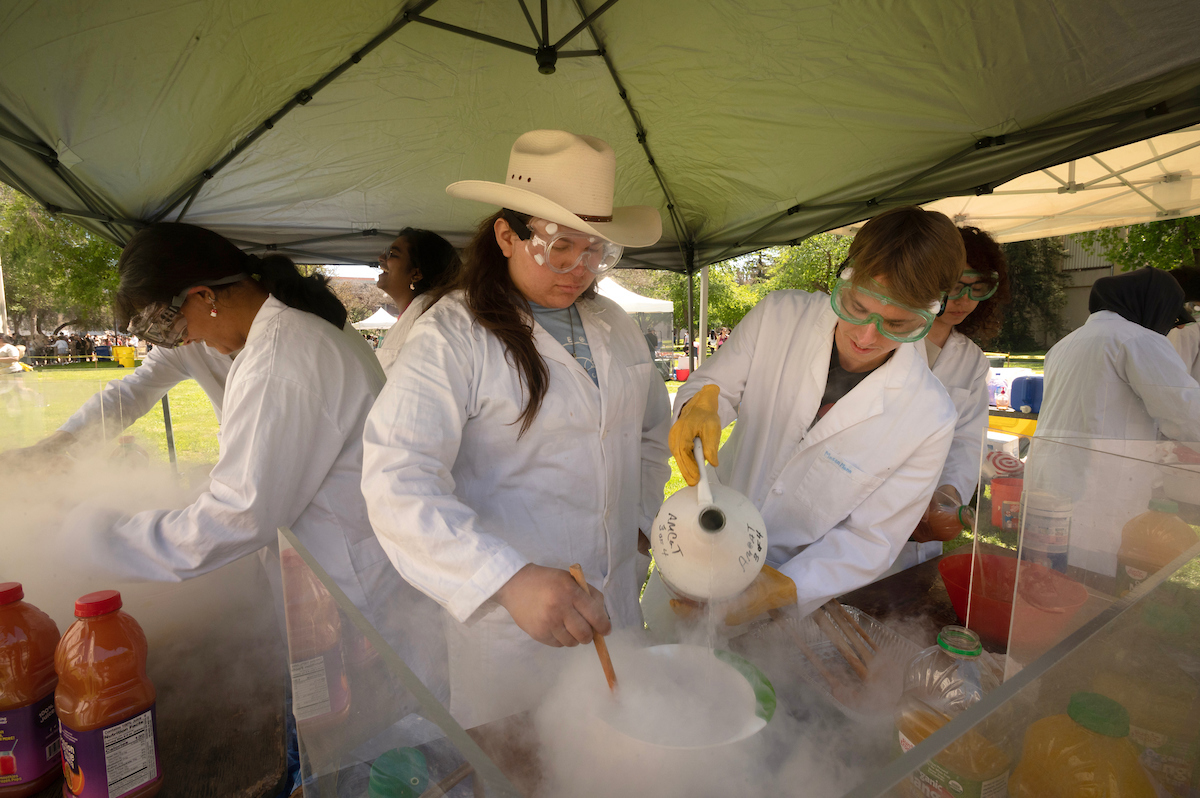 Students make liquid nitrogen sorbet at Picnic Day, 2023
